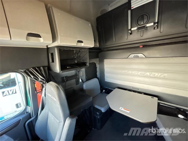 Freightliner Cascadia 126 6x4 T/A Sleeper Truck Tractor Sattelzugmaschinen