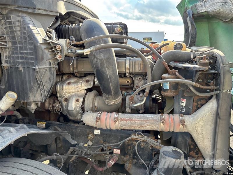 Freightliner Cascadia 126 6x4 T/A Sleeper Truck Tractor Tegljači