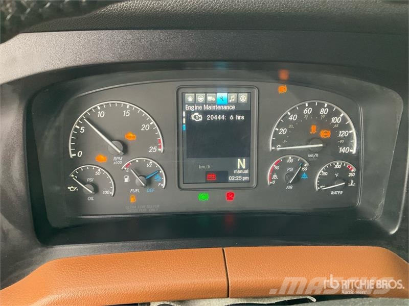 Freightliner Cascadia 126 6x4 T/A Sleeper Truck Tractor Vetopöytäautot