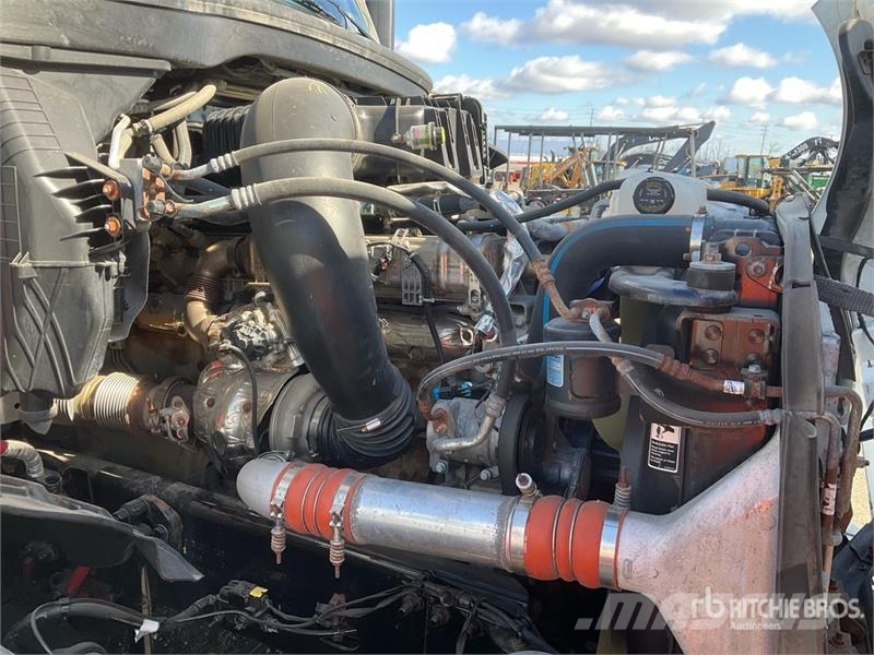 Freightliner Cascadia 126 6x4 T/A Sleeper Truck Tractor وحدات الجر