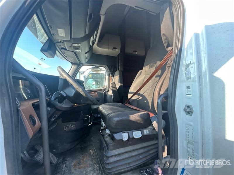 Freightliner Cascadia 126 6x4 T/A Sleeper Truck Tractor Vlačilci