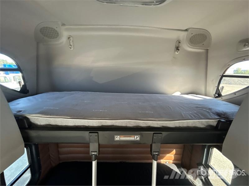 Freightliner Cascadia 126 6x4 T/A Sleeper Truck Tractor Vetopöytäautot