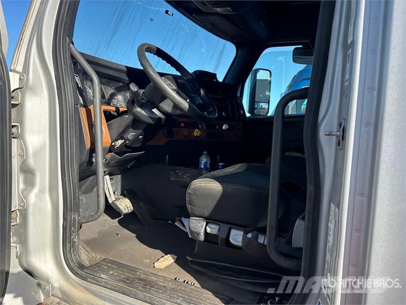 Freightliner Cascadia 126 6x4 T/A Sleeper Truck Tractor Tractor Units