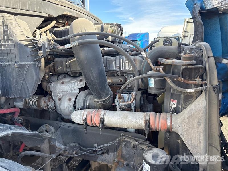Freightliner Cascadia 126 6x4 T/A Sleeper Truck Tractor (Inoper Sattelzugmaschinen