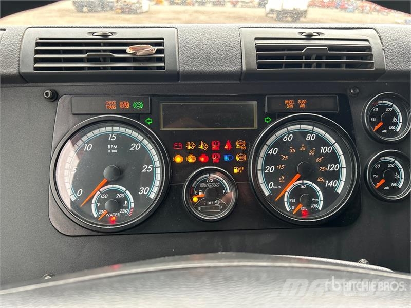 Freightliner Cascadia 125 6x4 T/A Sleeper Truck Tractor Vetopöytäautot
