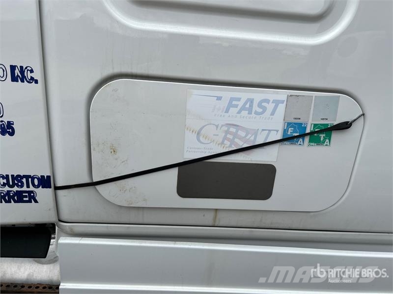 Freightliner Cascadia 126 6x4 T/A Sleeper Truck Tractor (Inoper Tractores (camiões)