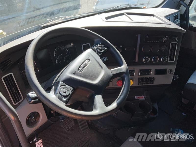 Freightliner Cascadia 126 6x4 T/A Sleeper Truck Tractor Тягачі