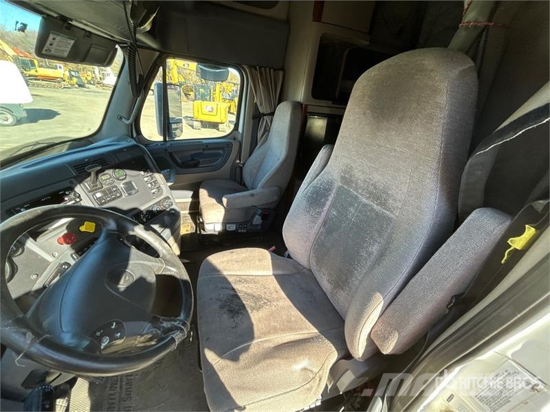 Freightliner Cascadia 125 6x4 T/A Sleeper Truck Tractor Sattelzugmaschinen
