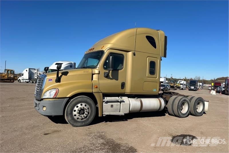 Freightliner Cascadia 125 6x4 T/A Sleeper Truck Tractor Тягачі