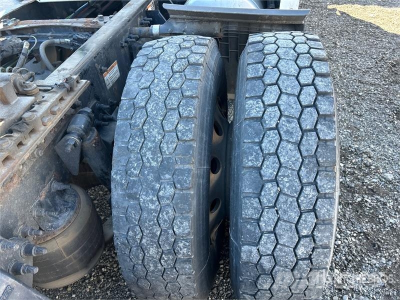 Freightliner Cascadia 126 6x4 T/A Sleeper Truck Tractor Cabezas tractoras