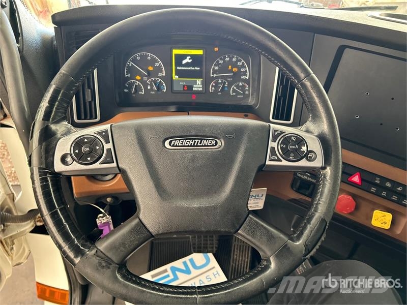 Freightliner Cascadia 126 6x4 T/A Sleeper Truck Tractor Camiones tractor