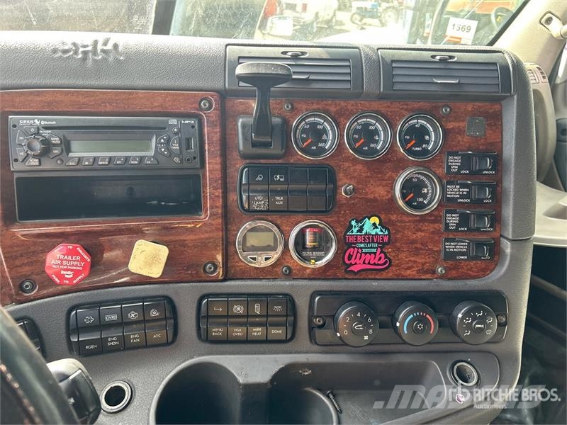 Freightliner Cascadia 125 6x4 T/A Sleeper Truck Tractor (Inoper Sattelzugmaschinen