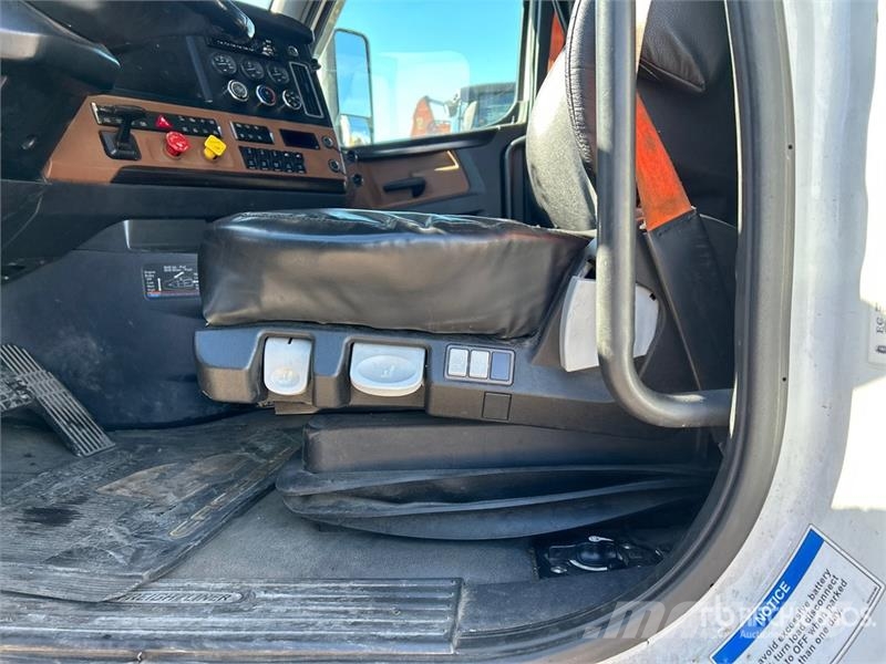 Freightliner Cascadia 126 6x4 T/A Sleeper Truck Tractor Sattelzugmaschinen