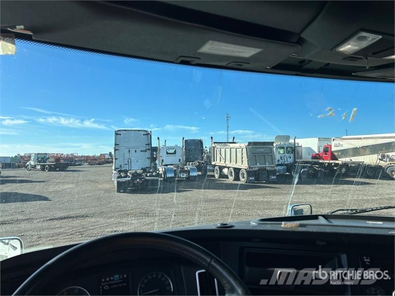Freightliner Cascadia 126 6x4 T/A Sleeper Truck Tractor Седельные тягачи