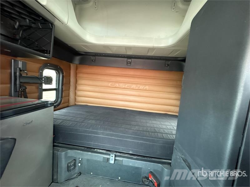 Freightliner Cascadia 126 6x4 T/A Sleeper Truck Tractor Truck Tractor Units