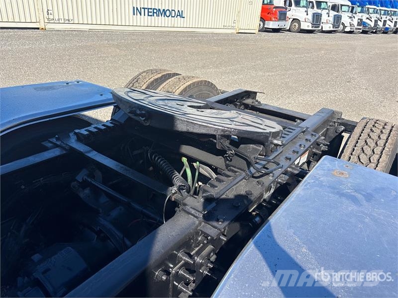 Freightliner Cascadia 126 6x4 T/A Sleeper Truck Tractor Tegljači