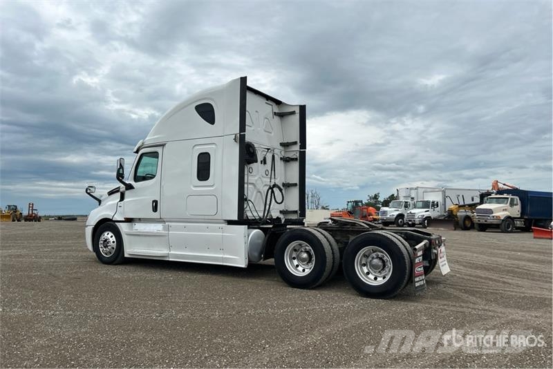 Freightliner Cascadia 126 6x4 T/A Sleeper Truck Tractor Sadulveokid