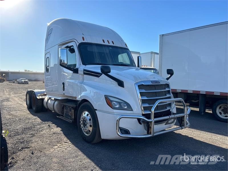 Freightliner Cascadia 126 6x4 T/A Sleeper Truck Tractor (Inoper Тягачі