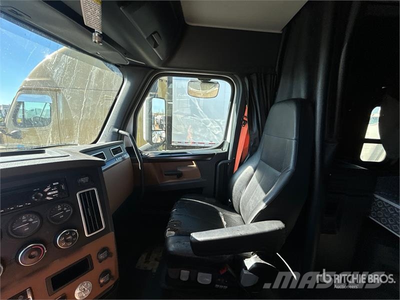 Freightliner Cascadia 126 6x4 T/A Sleeper Truck Tractor Sattelzugmaschinen
