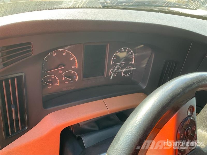 Freightliner Cascadia 126 6x4 T/A Sleeper Truck Tractor وحدات الجر