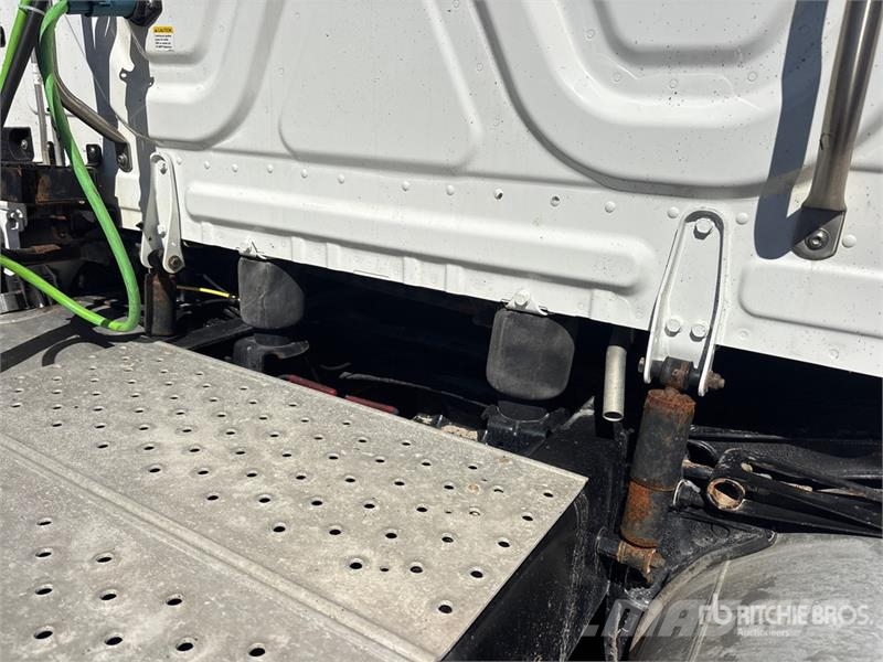 Freightliner Cascadia 126 6x4 T/A Sleeper Truck Tractor Тягачі