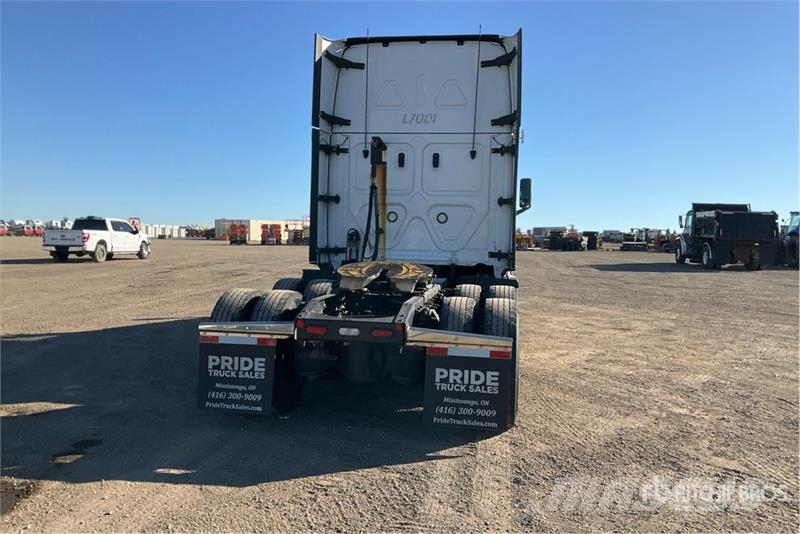 Freightliner Cascadia 126 6x4 T/A Sleeper Truck Tractor وحدات الجر