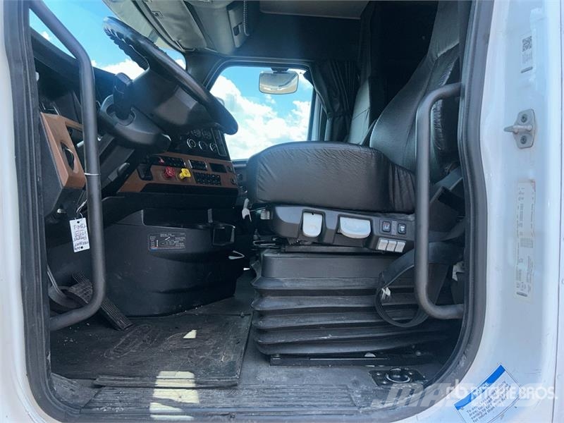 Freightliner Cascadia 126 6x4 T/A Sleeper Truck Tractor Motrici e Trattori Stradali