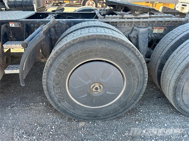 Freightliner Cascadia 126 6x4 T/A Sleeper Truck Tractor Sattelzugmaschinen