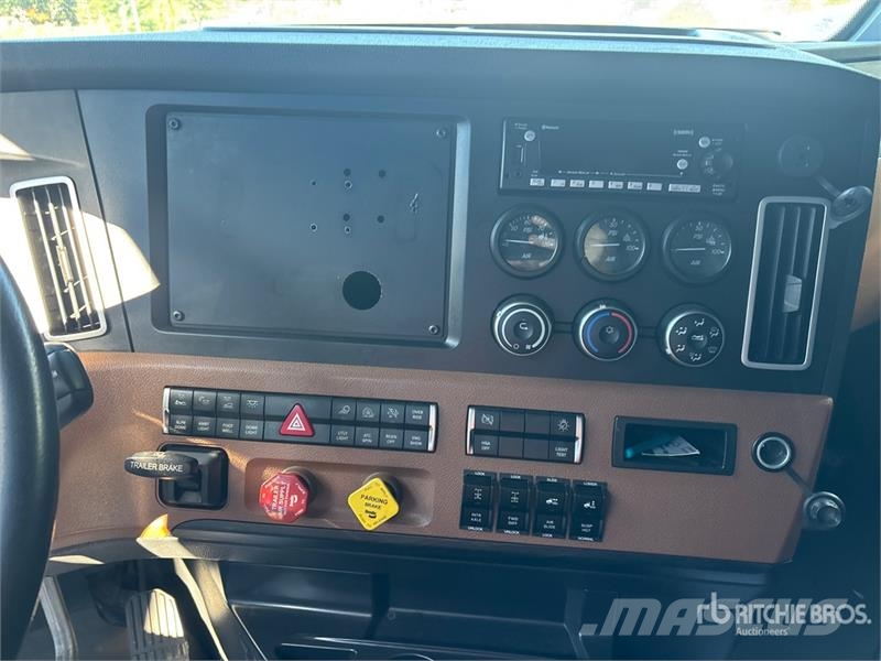 Freightliner Cascadia 126 6x4 T/A Sleeper Truck Tractor Tractor Units