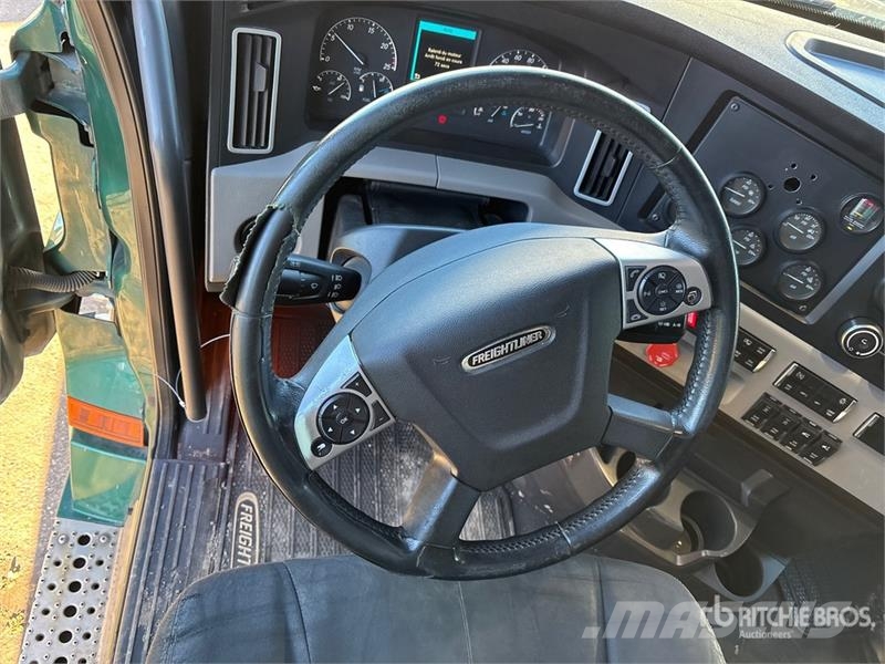 Freightliner Cascadia 126 6x4 T/A Sleeper Truck Tractor Sattelzugmaschinen