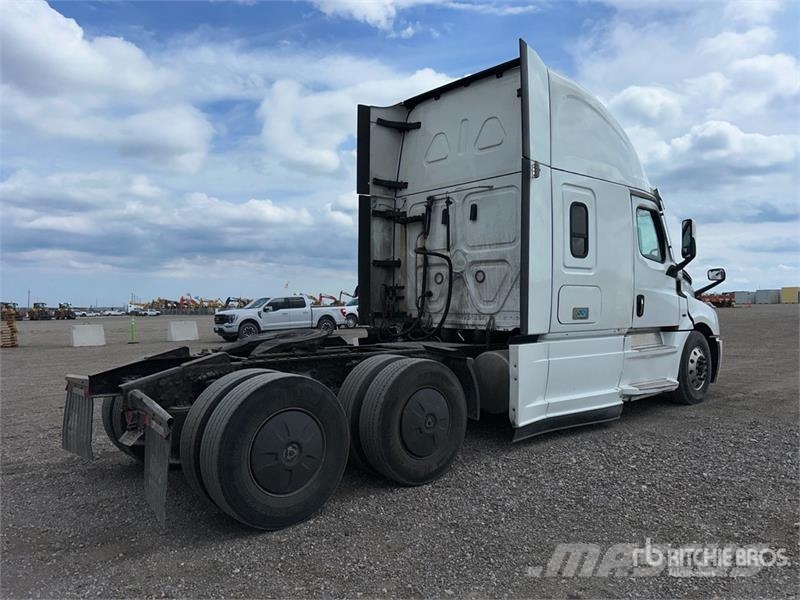 Freightliner Cascadia 126 6x4 T/A Sleeper Truck Tractor Tractor Units