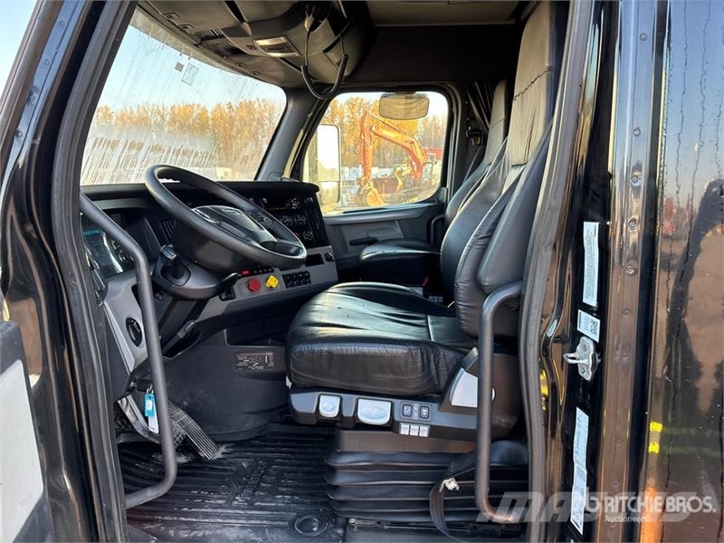 Freightliner Cascadia 126 6x4 T/A Sleeper Truck Tractor Tegljači