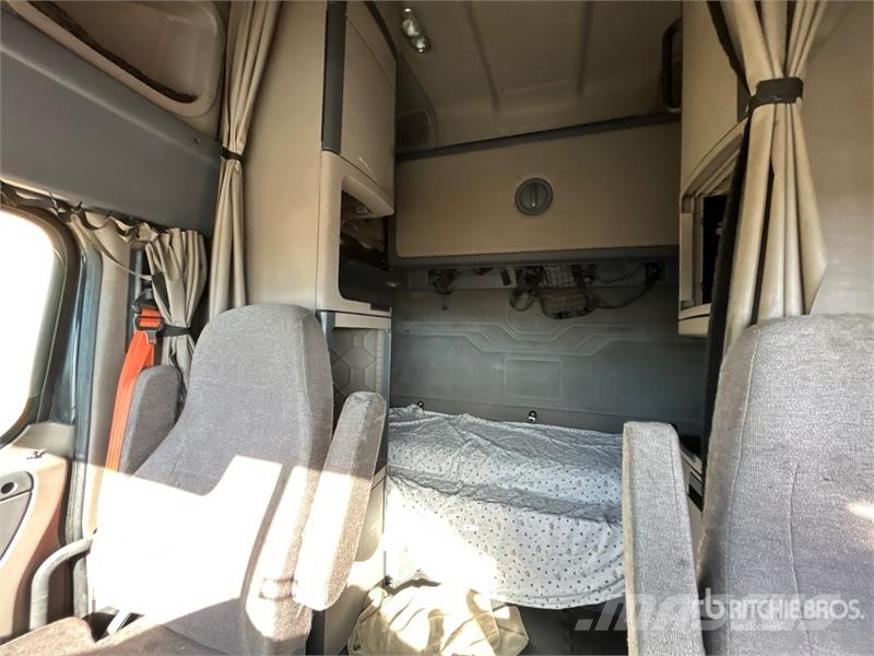 Freightliner Cascadia 125 6x4 T/A Sleeper Truck Tractor Седельные тягачи