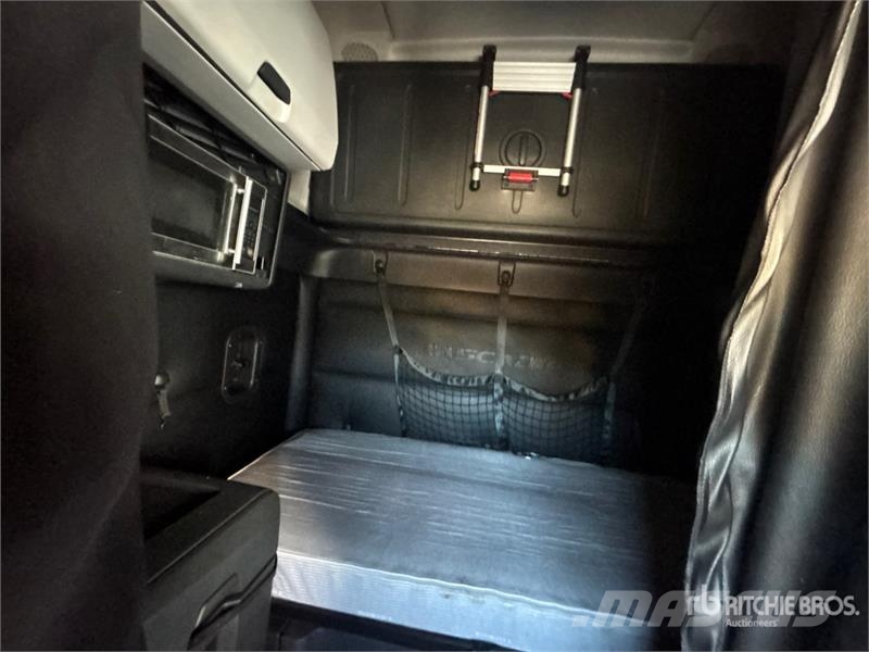 Freightliner Cascadia 126 6x4 T/A Sleeper Truck Tractor Тягачі