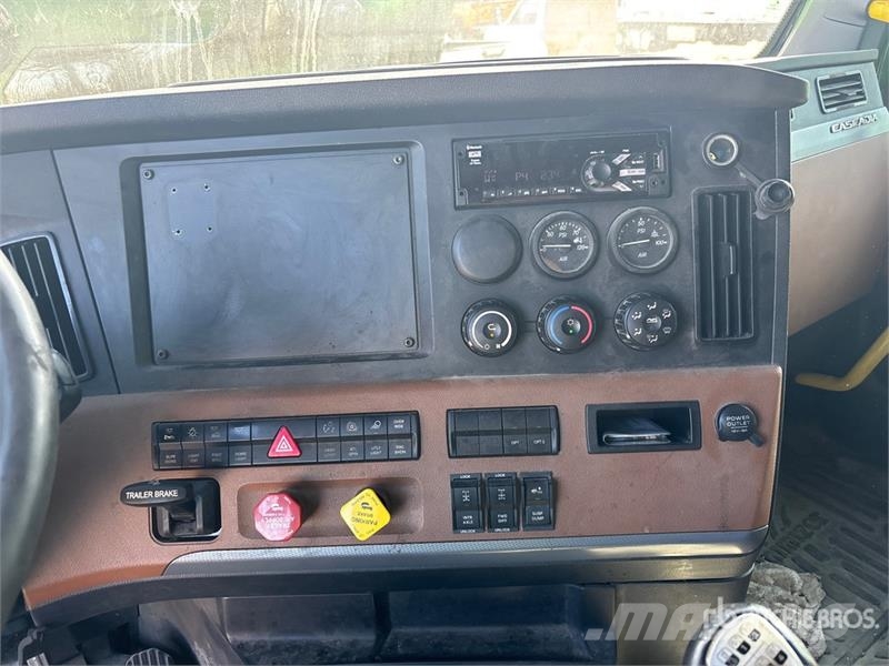 Freightliner Cascadia 126 6x4 T/A Sleeper Truck Tractor Тягачі