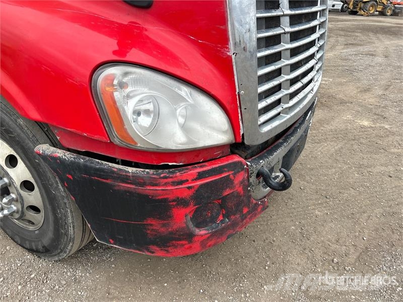 Freightliner Cascadia 125 6x4 T/A Sleeper Truck Tractor Vetopöytäautot