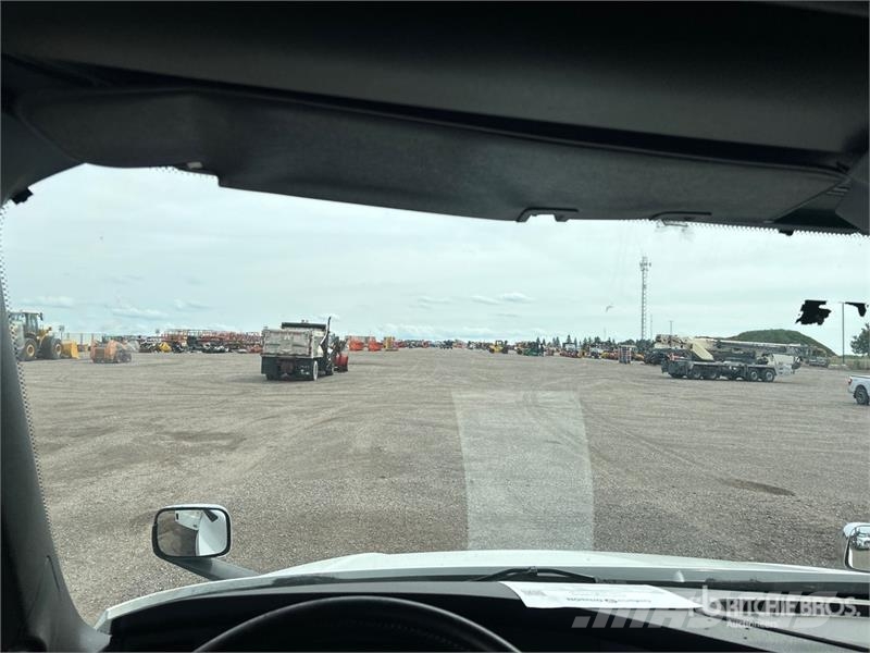 Freightliner Cascadia 126 6x4 T/A Sleeper Truck Tractor Vetopöytäautot