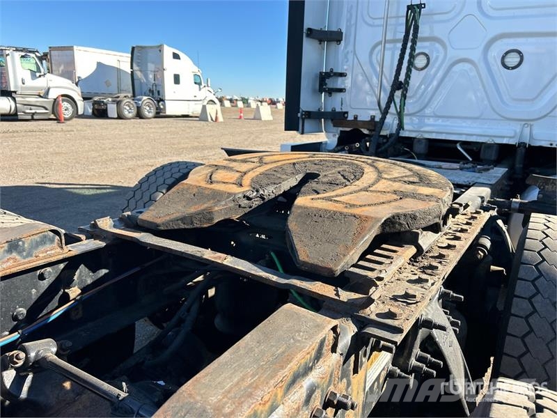 Freightliner Cascadia 126 6x4 T/A Sleeper Truck Tractor Sattelzugmaschinen