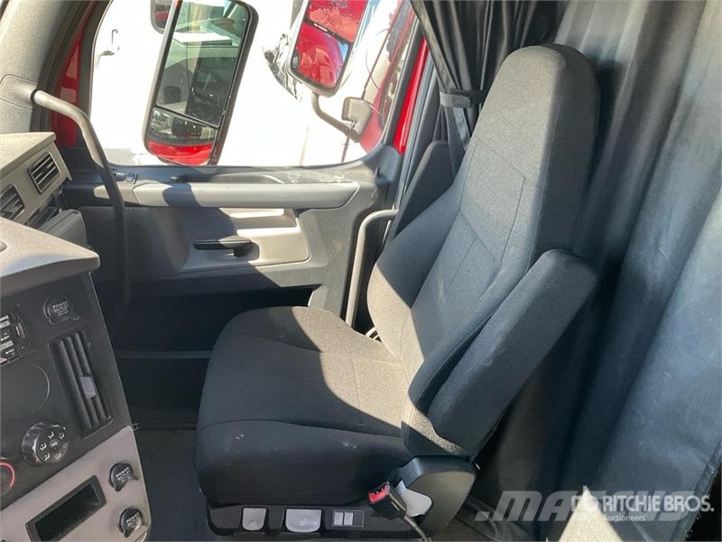 Freightliner Cascadia 126 6x4 T/A Sleeper Truck Tractor (Inoper وحدات الجر