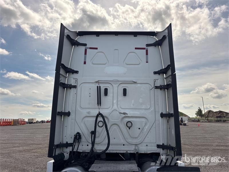 Freightliner Cascadia 126 6x4 T/A Sleeper Truck Tractor Vetopöytäautot