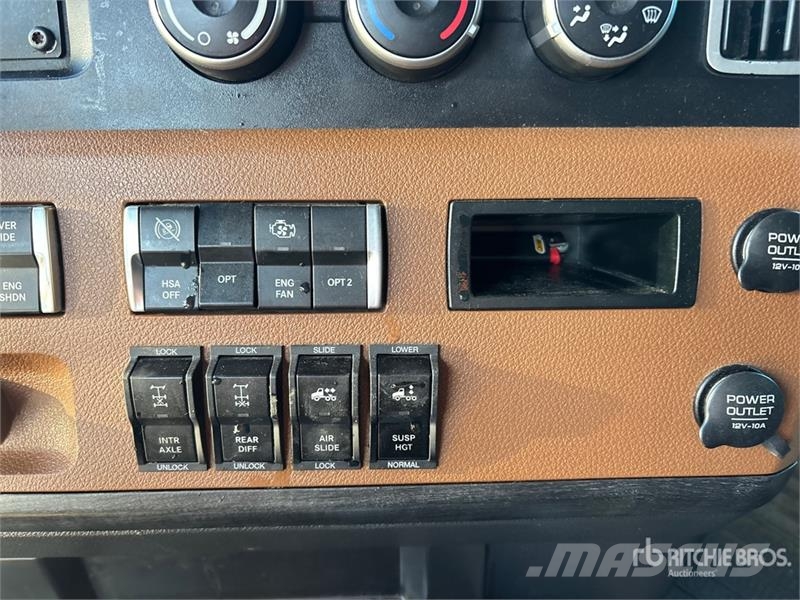 Freightliner Cascadia 126 6x4 T/A Sleeper Truck Tractor Tractor Units