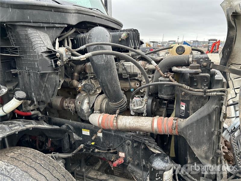 Freightliner Cascadia 126 T/A Sleeper Truck Tractor Tractor Units