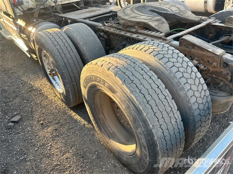 Freightliner Cascadia 126 6x4 T/A Sleeper Truck Tractor Vlačilci