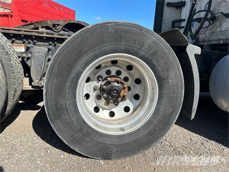 Freightliner Cascadia 126 6x4 T/A Sleeper Truck Tractor Седельные тягачи
