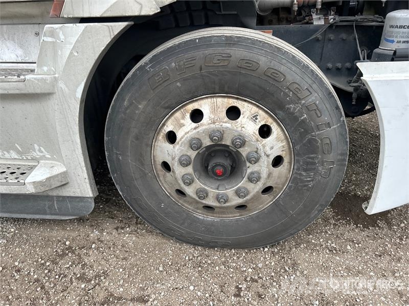 Freightliner Cascadia 126 6x4 T/A Sleeper Truck Tractor Tractor Units