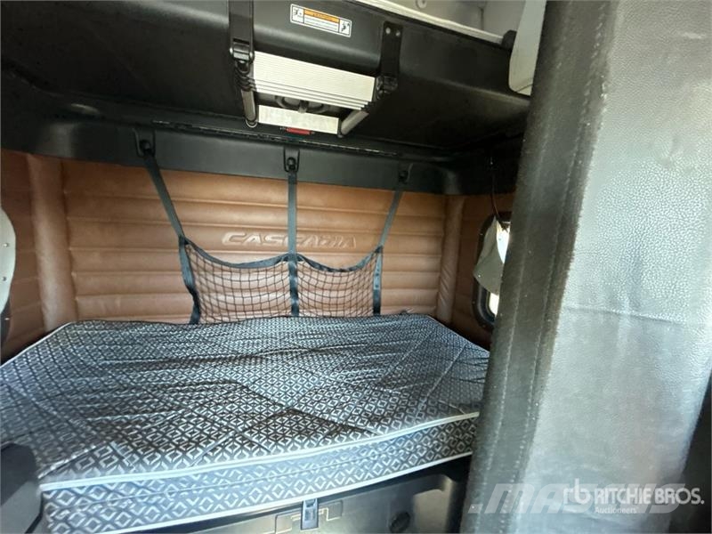Freightliner Cascadia 126 6x4 T/A Sleeper Truck Tractor Sattelzugmaschinen