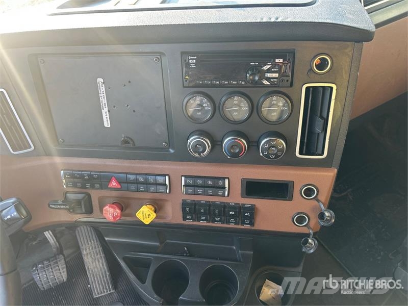 Freightliner Cascadia 126 6x4 T/A Sleeper Truck Tractor Vlačilci