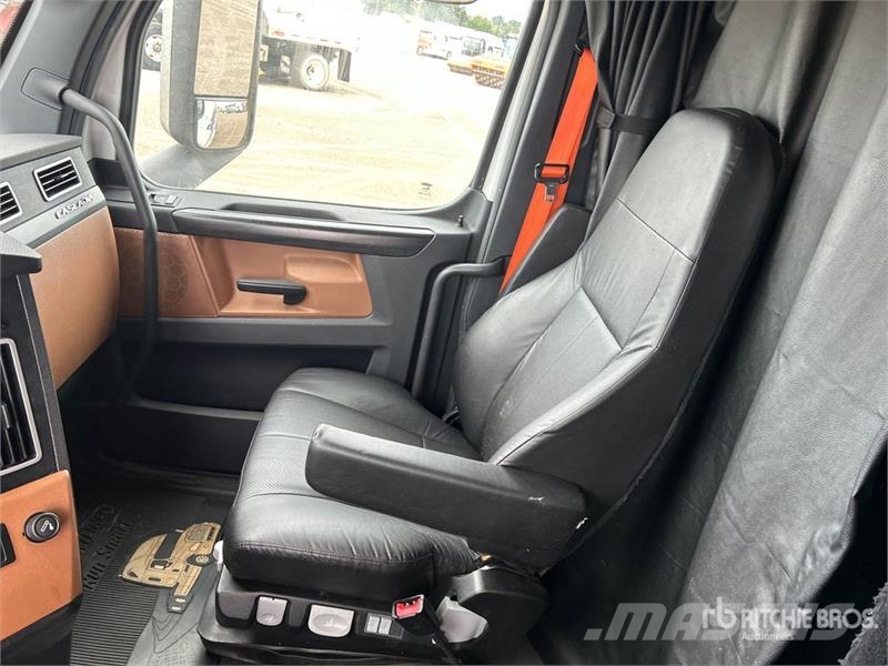 Freightliner Cascadia 126 6x4 T/A Sleeper Truck Tractor Tractor Units