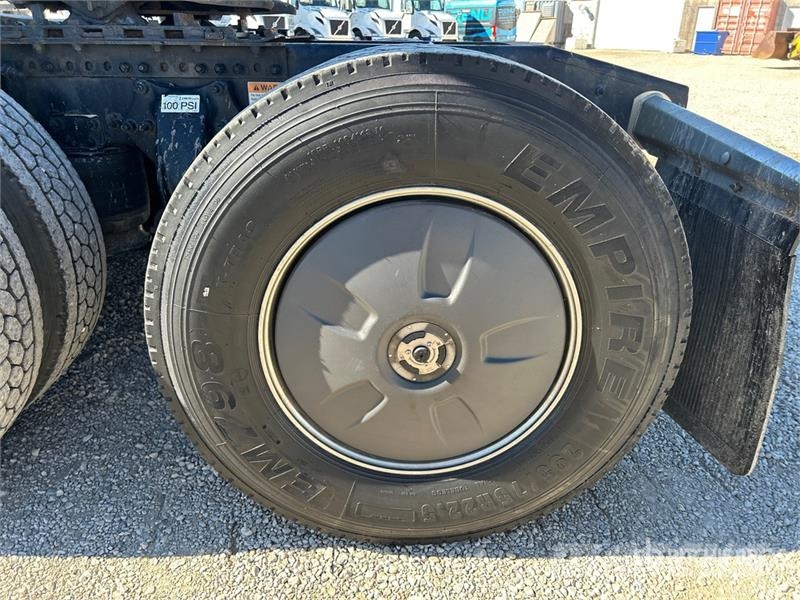 Freightliner Cascadia 126 6x4 T/A Sleeper Truck Tractor وحدات الجر