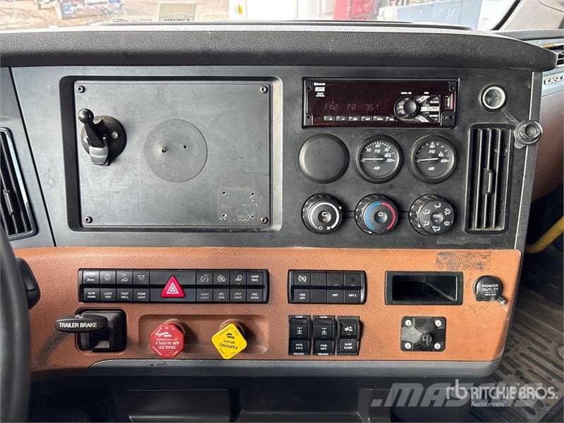 Freightliner Cascadia 126 6x4 T/A Sleeper Truck Tractor Tegljači